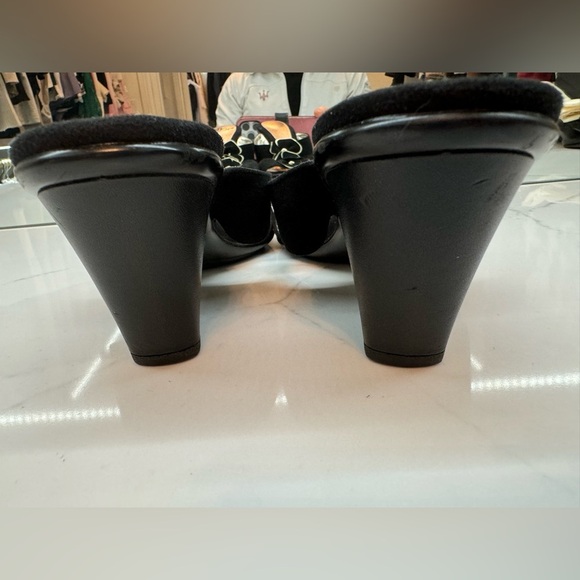 Sofft Black and Gold Flower Detail Suede Heeled Shoes Size 8 Never Worn! - Picture 4 of 5